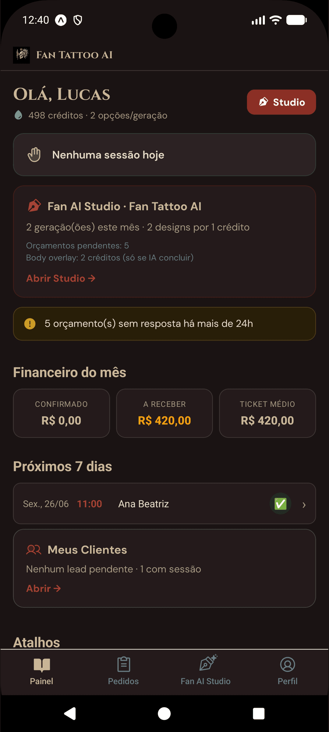 Tela inicial do app Fan Tattoo AI para tatuadores: painel com financeiro do mês, próximas sessões e atalhos